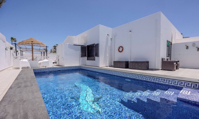 Costa Teguise Villa | Villa de lujo con piscina cerrada ideal familias jóvenes