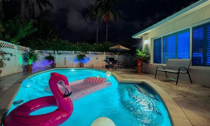 Poinsettia Heights Villa | ~Villa Victoria Luxury! (Pool)~1 mile from beach