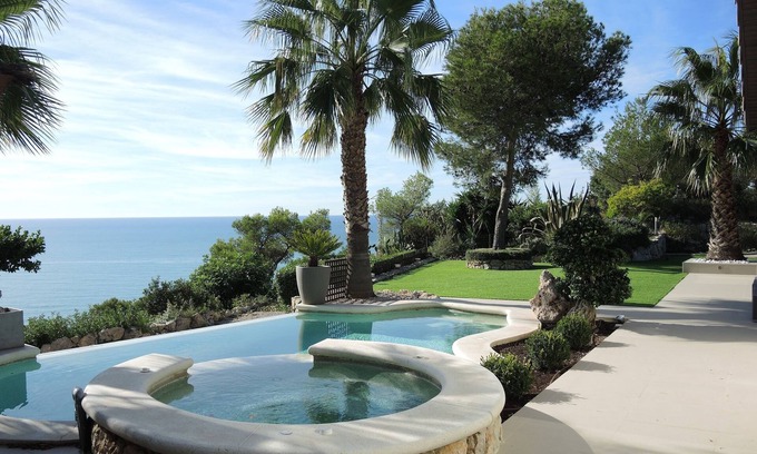 Sitges Villa | Villa Vista, Impresionantes Vistas al Mar, Elegante, Recién Renovada Ubicación Tranquila C