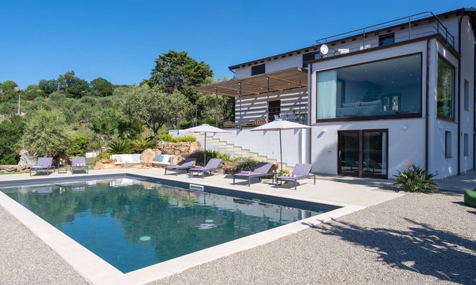 Gratteri Villa | Impresionante villa con piscina con vistas a la bahía de Palermo