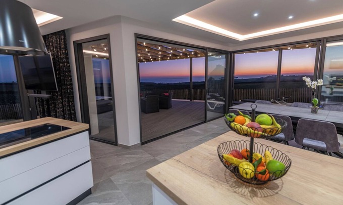 Plougonvelin Villa | Villa "Vue Mer - Les Gîtes De Fabie" con vistas al mar, terraza privada y Wi-Fi