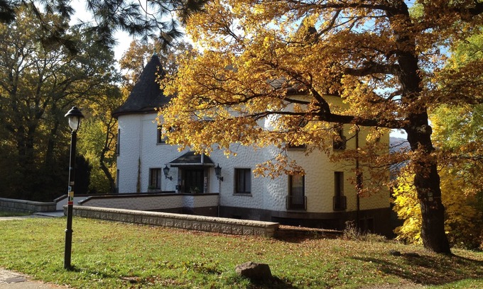 Friedrichroda Condominio | Villa Warzenburg, apartamento 3 con vista al spa y al bosque, incl. Fi