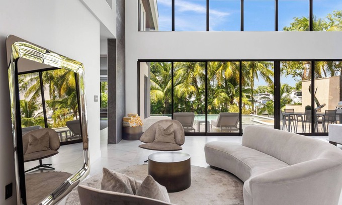 Northeast Miami Villa | VILLA WATER FRONT MIAMI BEACH 6 BEDROOMS LUXURY 14PPL FAMILY BIG GROUP FRIENDLY