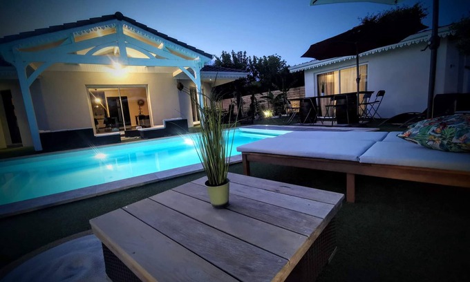 Saint-Medard-en-Jalles Casa | Villa with heated pool, spa, large children's play area