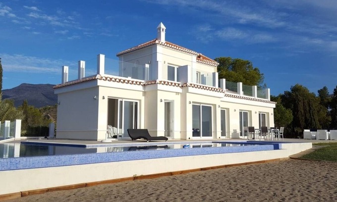 Almuñécar Villa | Villa 'con 2 piscinas y bañera de hidromasaje' con jardín, 2 terrazas y Wi-Fi