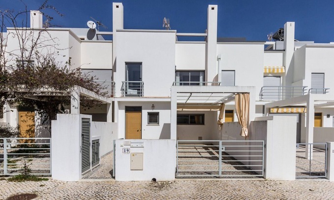 Manta Rota Chalet De Esquí | Casa de 3 habitaciones a 100 m de la playa con Patio by AlgarveManta (41V3)