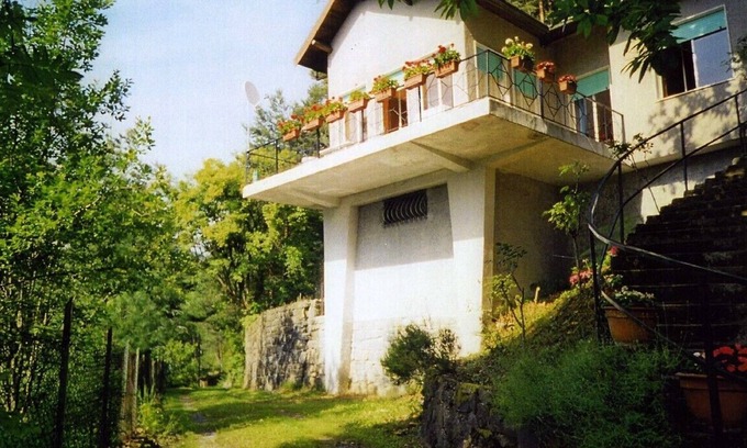 Bajardo Villa | Villa con fantásticas vistas de los Alpes y el Baiardo medieval
