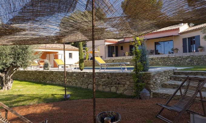 Beaumes-de-Venise Villa | Villa with air conditioning and heated pool