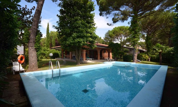 Lignano Riviera Villa | Casa vacacional con un jardín grande