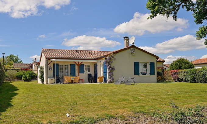 Vasles Villa | Villa con jardín cerca del hermoso campo de golf