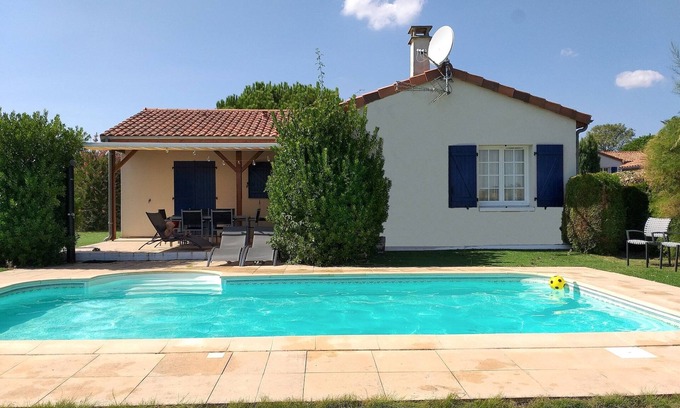 Vasles Villa | Villa con jardín cerca del hermoso campo de golf
