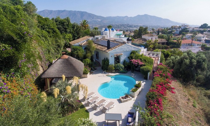Mijas Villa | Villa lujosa, tranquila y bien equipada. Total privacidad junto a la piscina y jardín.