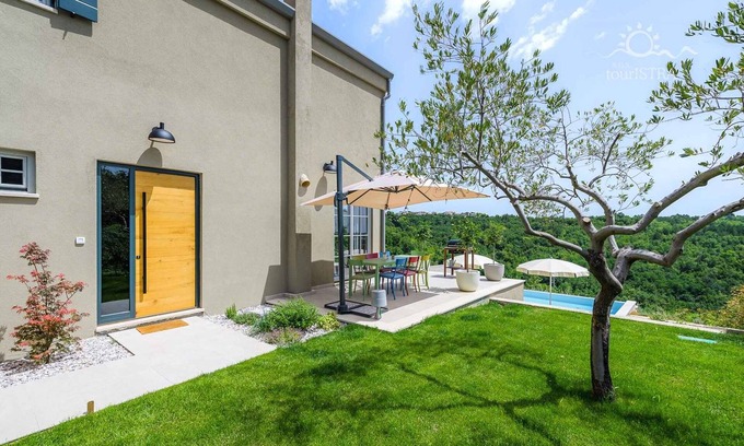 Momjan Villa | Casa vacacional con piscina climatizada