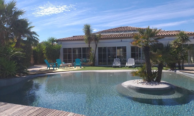 Vias Villa | Villa con piscina cubierta, Cuenca californiana, Jacuzzi, Sauna