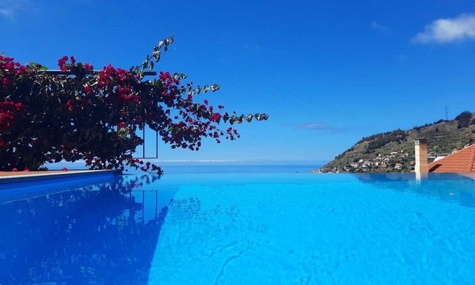 Campanario Casa | Villa con piscina infinita y sala de juegos con vistas al mar.