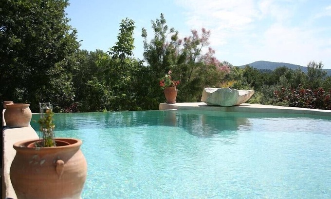 Entrechaux Villa | Villa con piscina de borde infinito.