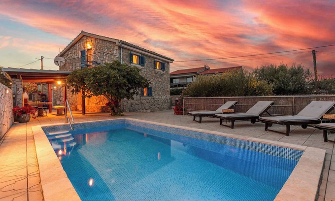 Brzac Villa | Casa vacacional con internet, lavadora y piscina descubierta