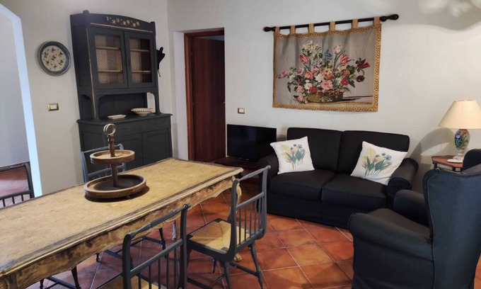 Campobello di Licata Villa | Villa con piscina en un jardín de flores y frutas.