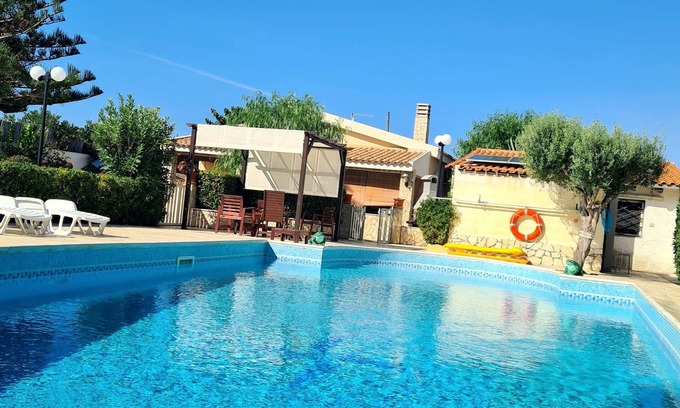 Pachino Villa | Villa con piscina frente al mar, para los amantes de la paz y la privacidad.