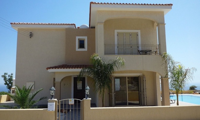 Peyia Town Villa | Villa con piscina privada y Mar / Colina Vistas