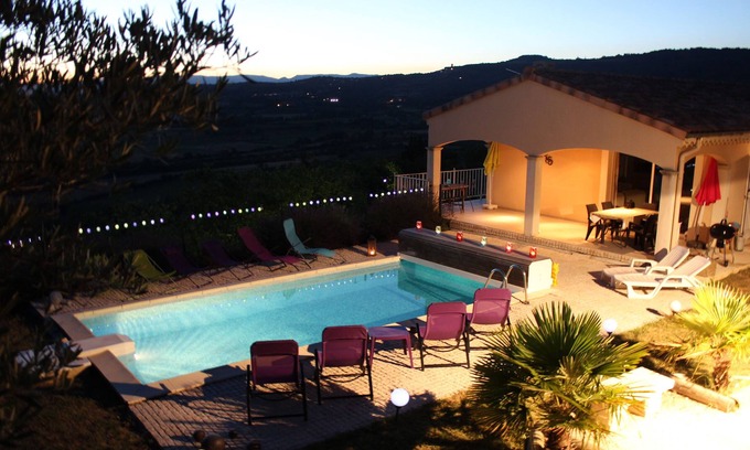 Villeneuve-de-Berg Villa | Villa ELODIE, piscina, SPA, Fitness, Sauna, cine, petanca, vista impresionante, futbolín