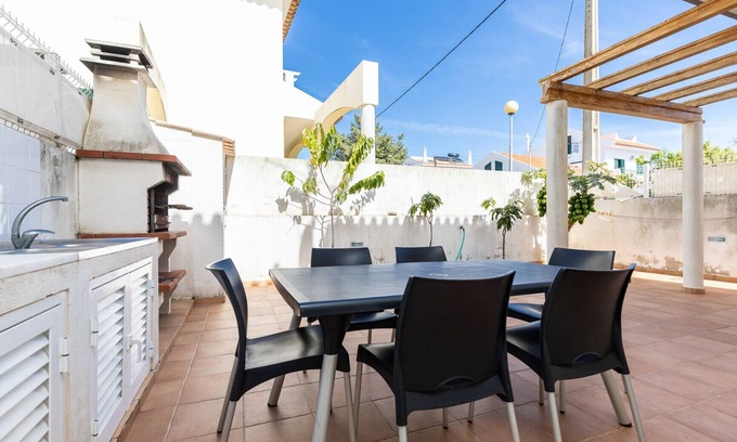 Manta Rota Chalet De Esquí | Vivienda con estacionamiento en el centro de la villa by AlgarveManta (10V3)