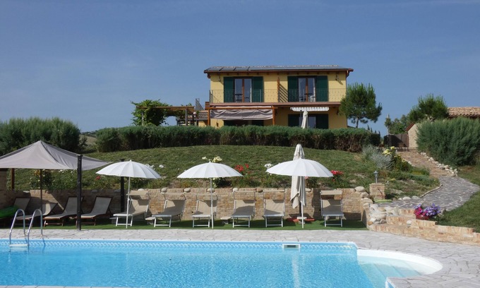 Bellante Villa | Villa con piscina para 16 personas con increíbles vistas de 360, hermosa ubicación tranquila