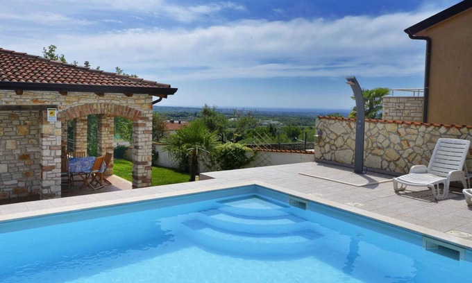 Brnobici Villa | Casa vacacional con piscina y aire acondicionado
