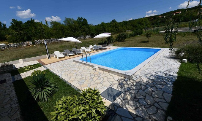 Hrvace Villa | Casa vacacional con piscina y terraza de barbacoa