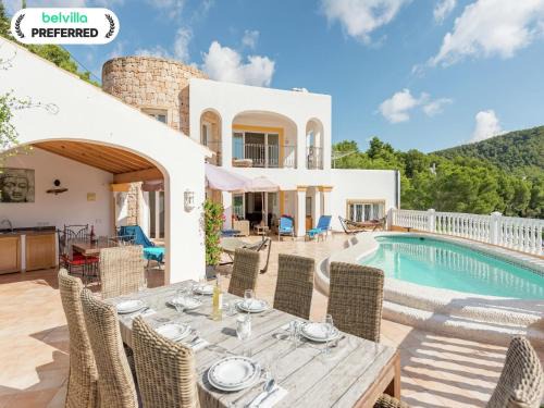 Santa Eulalia del Río Villa | Villa with pool in Cala Llonga