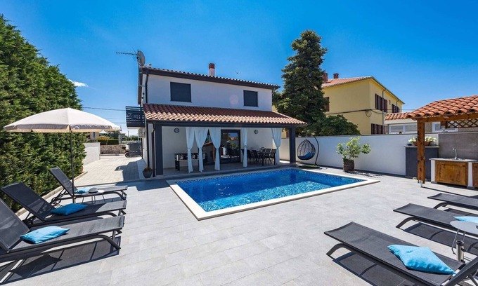 Galizana Villa | Villa Bavaria with Pool, Jacuzzi, Table Tennis