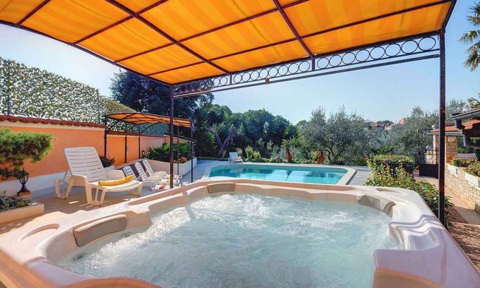 Muntic Villa | Casa vacacional con piscina, jacuzzi y campo de juego