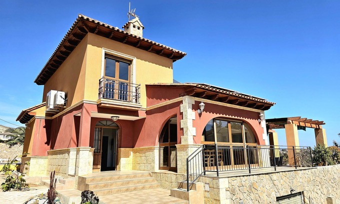 Coveta Fuma Chalet De Esquí | Villa con piscina Wifi Air-co vistas al mar en Coveta Fuma Campello.