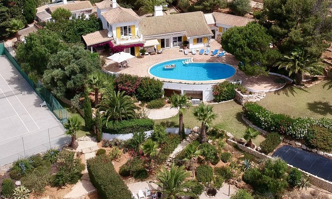 Lagos Villa | Villa con piscina privada, cancha de tenis y vistas al mar