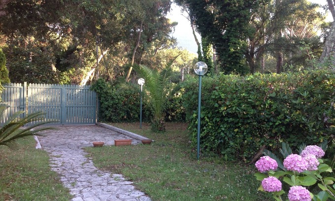 Sabaudia Villa | VILLA CON JARDÍN PRIVADO EN EL PARQUE DE CIRCEO con vistas al lago SABAUDIA