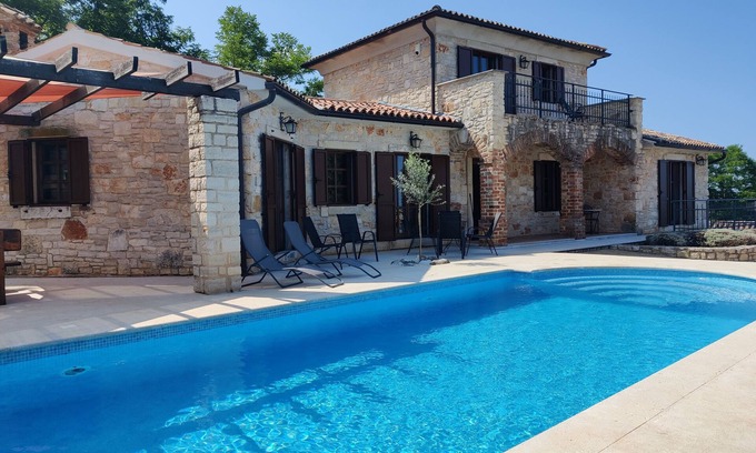 Mofardini Villa | Villa con piscina privada climatizada de azulejos y cubierta de seguridad y aire acondicionado
