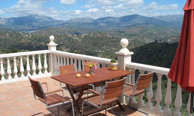 Comares Villa | Villa con piscina privada climatizada y gran vista: garantía de paz y espacio.
