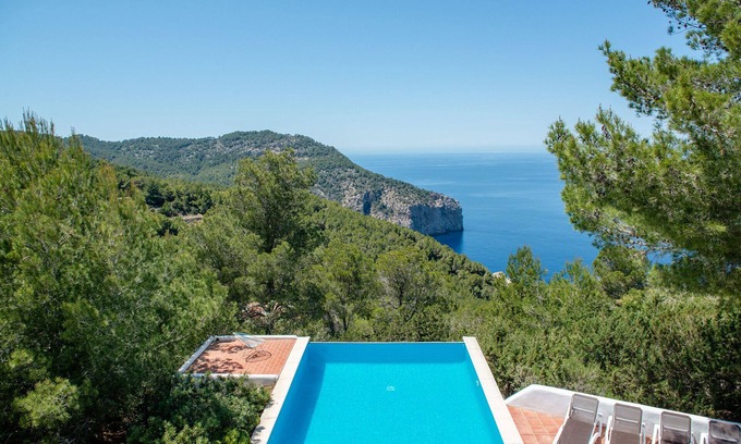 Sant Joan de Labritja Villa | Esplendida y moderna villa con espectaculares vistas al mar desde lo alto de una colina
