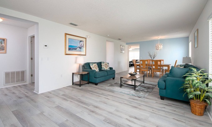 Liberty Village Villa | Villa con piscina privada, Sala de juegos, Wi-Fi gratis y vistas al lago