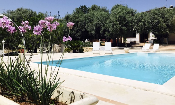 Belvedere Villa | Villa con piscina privada y amplias zonas verdes a pocos minutos del centro de la ciudad.