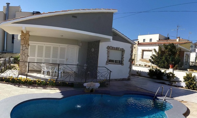Alcanar Chalet De Esquí | Chalet con piscina privada, parking, garaje y jardín (100m playa, 8 personas)
