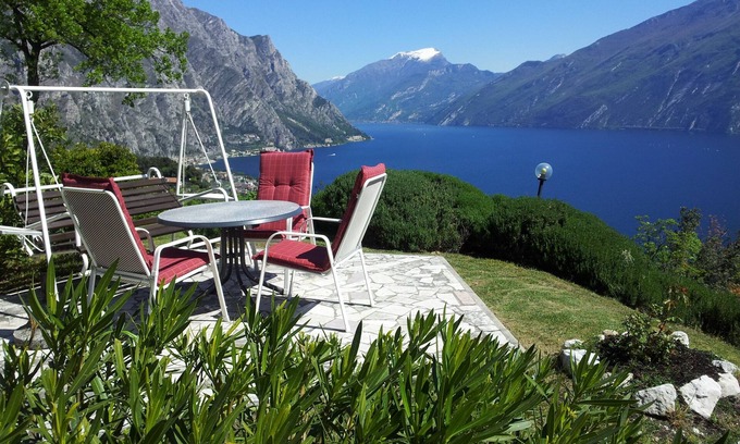 Tremosine Villa | Villa con piscina privada y un lago sin obstáculos y vistas a la montaña