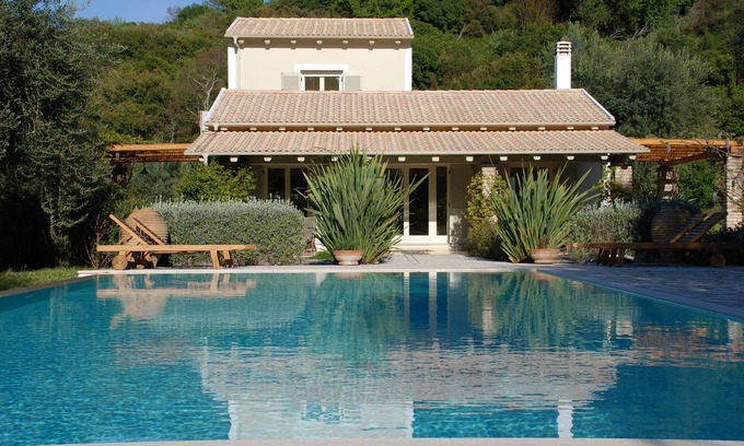 Petaleia Casa | Villa con piscina privada situada en un gran jardín en Avlaki cerca de Kassiopi. EOT / MHTE