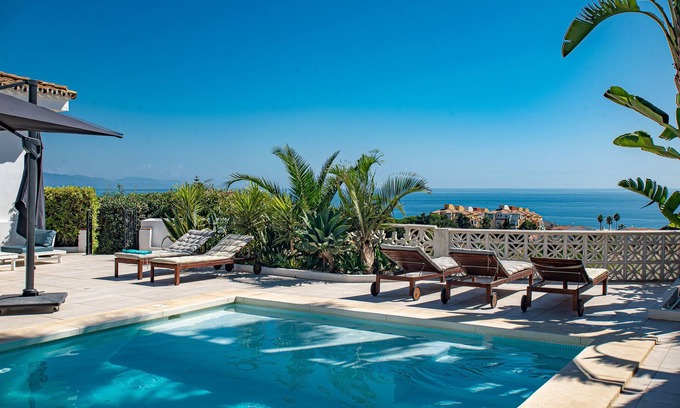 Puerto de la Duquesa Villa | Villa restaurada en 2018 con vistas al mar y fácil acceso a la playa