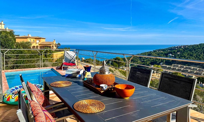 Sa Riera Villa | Villa con impresionantes vistas al mar y pequeña piscina en la terraza