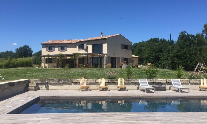 Pierrevert Villa | Villa con piscina rodeada de naturaleza.