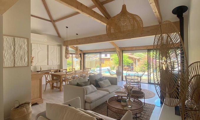 Leon Casa | Villa with swimming pool, close to the lake/ocean and walking distance to the village