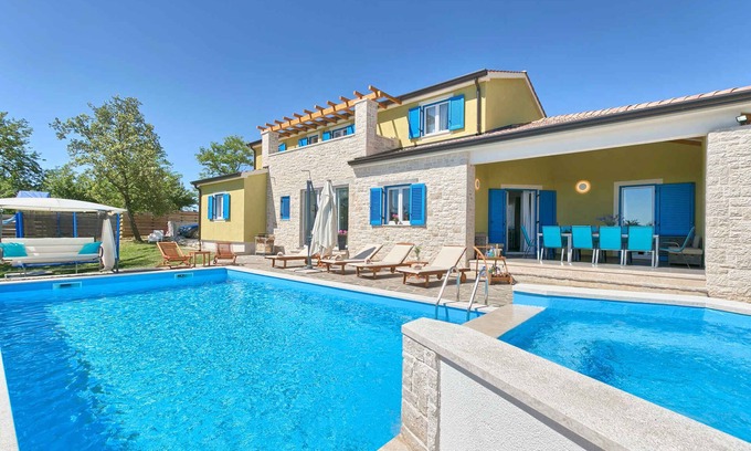 Muzini Villa | Casa vacacional con piscina, sauna y parque infantil