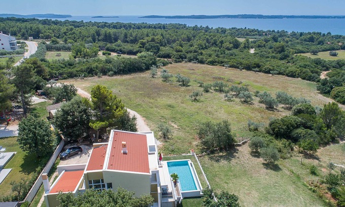Peroj Casa | Villa con piscina, espectacular vista al mar, a 500 m del mar, UBICACIÓN SUPERIOR, WiFi, parrilla