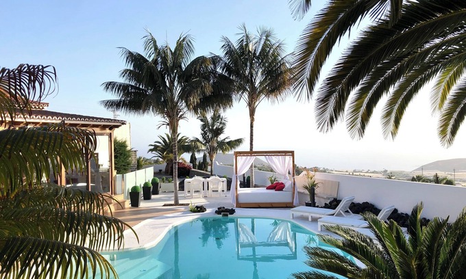 Tajuya Villa | Villa de tres dormitorios y dos baños con tres salones independientes.